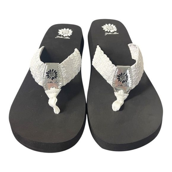 Yellow Box Soleil White & Silver Flip-Flops – Size 11M - Picture 1 of 6